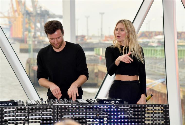 "Mein Schiff 2" in Bremerhaven: Glasperlenspiel gibt Exklusivkonzert Auf der "Mein Schiff 2" am Columbus Cruise Center in Bremerhaven gab Glasperlenspiel ein Konzert.