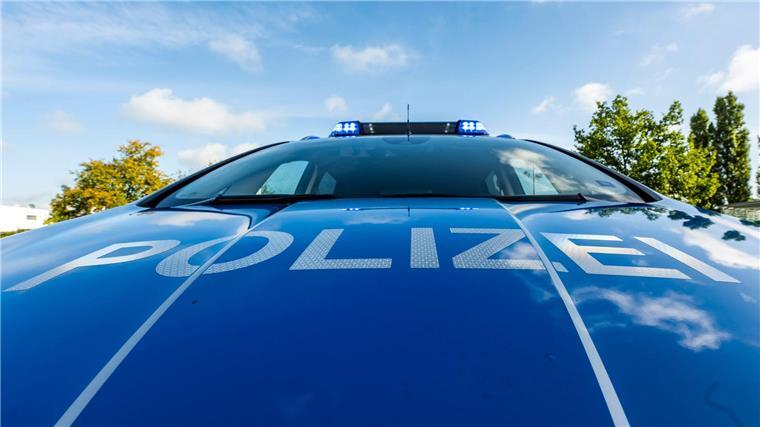 Polizei stellt Fahrer ohne Führerschein Auf der Motorhaube eines Streifenwagens steht der Schriftzug „Polizei“.