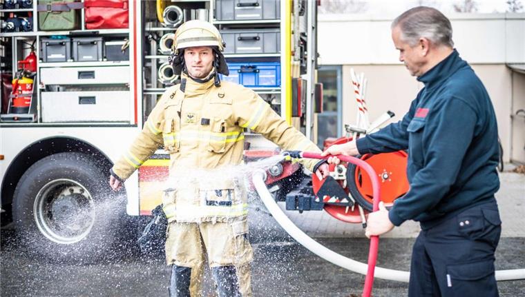 Bremerhaven: So schützt sich die Feuerwehr vor giftigen Brandrückständen Auf der neuen hellen Kleidung sieht man den Schmutz, noch vor Ort wird er mit der mobilen Dusche abgewaschen: Nur zwei von vielen Maßnahmen bei der Feuerwehr, um die Einsatzkräfte vor giftigen Rußpartikeln zu schützen.