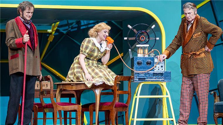 Auf der noch vergeblichen Suche nach dem H: Die Sprechübungen überfordern Eliza (Victoria Kunze), hier mit Oberst Pickering (Kay Krause) und Prof. Henry Higgins (Dirk Böhling).
