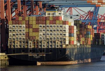 Das Containerschiff „Northern Justice“ liegt zur Abfertigung an den Terminals im Hamburger Hafen. 