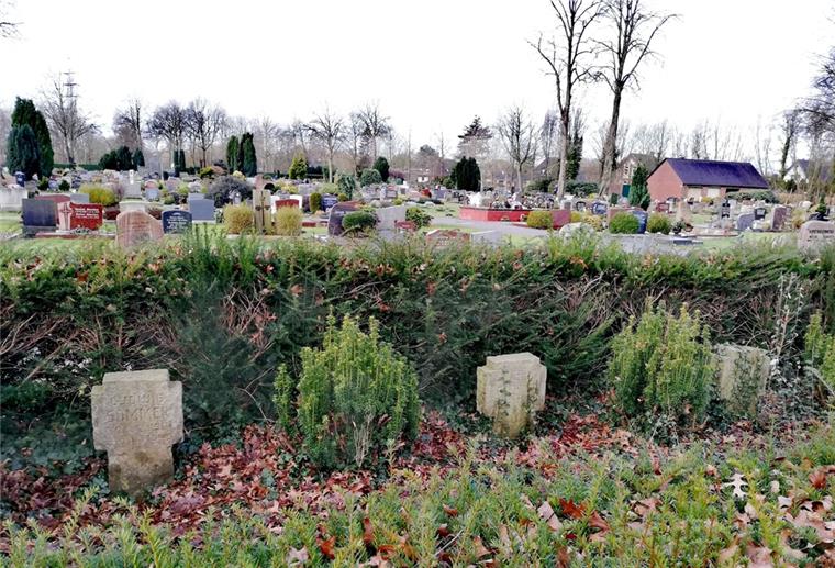 Stadt Brake richtet Kriegsgräber her Auf der östlichen Seite des Braker Friedhofs, zur Dungenstraße hin, befinden sich die Kriegsgräber.
