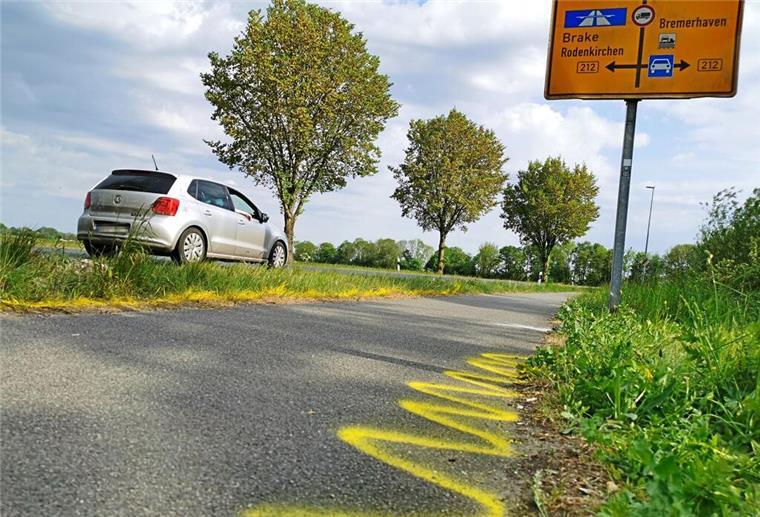Auf der Oldenburger Straße in Richtung Ellwürden verlor der Angeklagte am 15. Mai 2022 mit weit überhöhter Geschwindigkeit die Kontrolle über sein Fahrzeug und überfuhr mehrere Leitpfosten, bevor es zum Unfall kam.