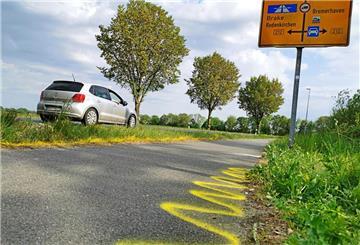 Auf der Oldenburger Straße in Richtung Ellwürden verlor der Angeklagte am 15. Mai 2022 mit weit überhöhter Geschwindigkeit die Kontrolle über sein Fahrzeug und überfuhr mehrere Leitpfosten, bevor es zum Unfall kam.