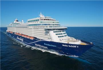 Die Mein Schiff 7 fährt auf dem Wasser. 