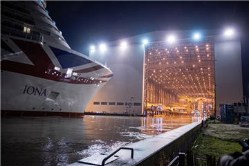 Auf der Papenburger Meyer-Werft ist das neue Kreuzfahrtschiff "Iona" ausgedockt worden.