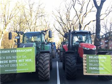 Auf der Parkallee in Bremen wurden am Freitag Trecker abgestellt.