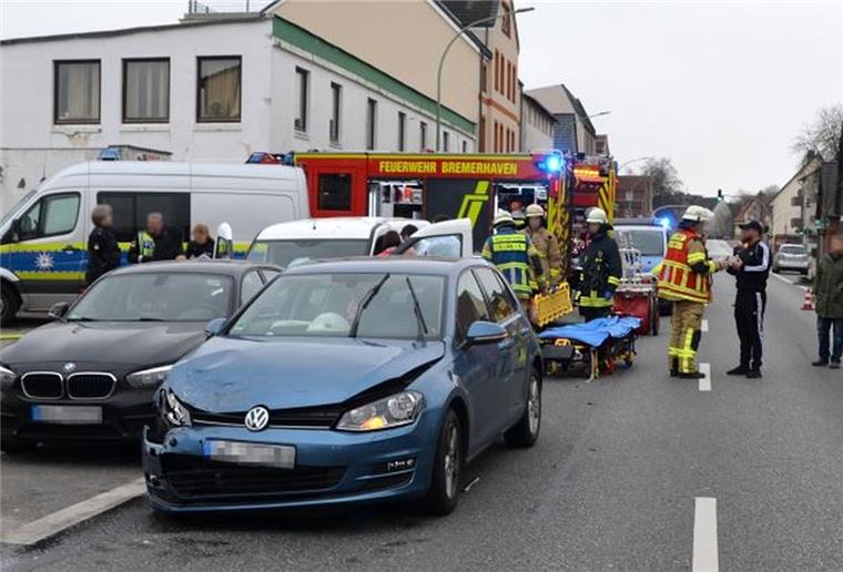 Geestemünde: Zwei Verletzte nach Unfall auf Schiffdorfer Chaussee Auf der Schiffdorfer Chaussee hat es am Mittwoch einen schweren Unfall gegeben.