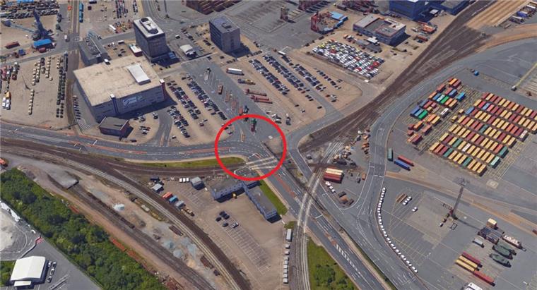 Auf der Senator-Borttscheller-Straße im Überseehafen in Bremerhaven ist am Dienstagabend eine Radfahrerin angefahren worden.
