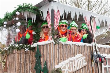 Auf der Skihütte, ja, da gibt&apos;s viel Spaß. Karneval in Wehdel 2018. Foto: K...