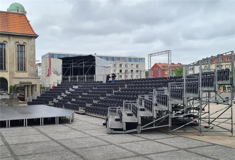 Darum steht vor dem Stadttheater Bremerhaven eine Bühne Sommerbühne vor dem Stadttheater Bremerhaven