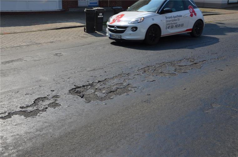 Auf der Stollhammer Ortsdurchfahrt hat sich der Asphalt durch die Hitze gelöst