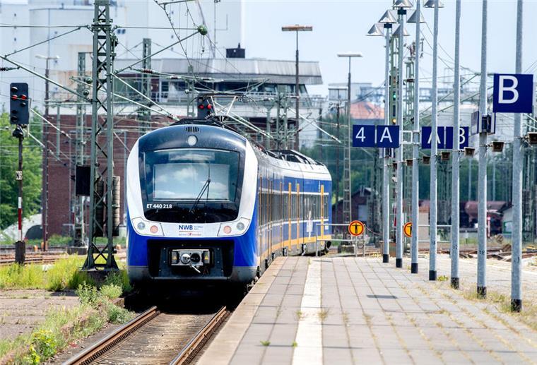 Ersatzverkehr bei der Nordwestbahn: Busse statt Bahnen auf der Strecke der RS 2 Eine Regio-S-Bahn der NordWestBahn verlässt den Hauptbahnhof in Fahrtrichtung Bremen.