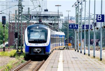 Eine Regio-S-Bahn der NordWestBahn verlässt den Hauptbahnhof in Fahrtrichtung Bremen.