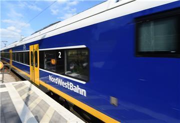 Eine Nordwestbahn hält auf den Weg nach Bremen in Ritterhude.