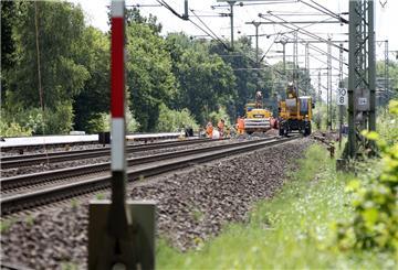 Gleise werden in der Nähe der Ortschaft Halstenbek (bei Pinneberg) erneuert.