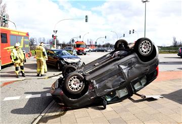 Auf der Stresemannstraße ist es zu einem Unfall gekommen, bei dem sich ein Auto überschlagen hat.