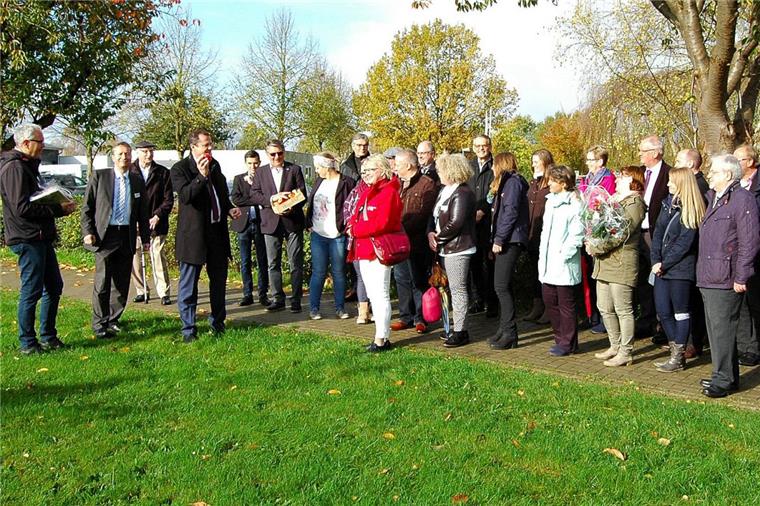 Zwei Leuchtturmprojekte für die Stadt Zeven Auf der Streuobstwiese des Mehrgenerationenhauses in Zeven hatten sich zahlreiche geladene Gäste zur Jubiläumsfeier eingefunden.