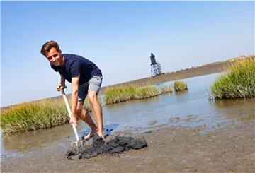 Auf der Suche nach dem Wattwurm: Natur- und Umweltpraktikum Hendrik Jahnz ist begeistert von seinem Einsatzgebiet, dem Wattenmeer vor der Küste von Dorum-Neufeld.