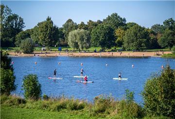 Stand-up-Paddlerinnen und Schwimmer am Werdersee.