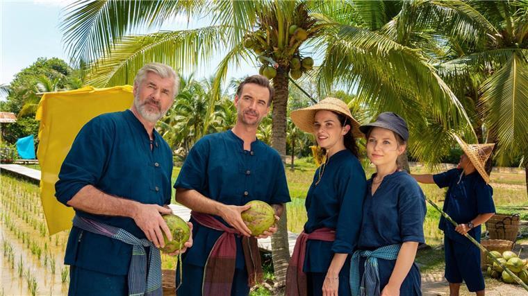 „Das Traumschiff“ schippert zu Ostern nach Phuket Auf der Suche nach einer neuen Challenge treffen Max Parger (Florian Silbereisen, 2.v.l.) und Martin Grimm (Daniel Morgenroth, l.) auf Annika Ehler (Maxine Kazis, 2.v.r.) und Melly Sturm (Marija Mauer, r.) in einer Szene aus „Das Traumschiff - Phuket“.