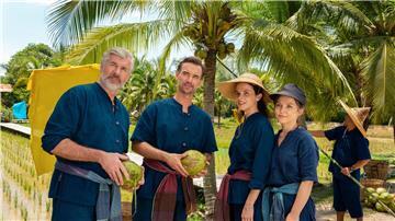 Auf der Suche nach einer neuen Challenge treffen Max Parger (Florian Silbereisen, 2.v.l.) und Martin Grimm (Daniel Morgenroth, l.) auf Annika Ehler (Maxine Kazis, 2.v.r.) und Melly Sturm (Marija Mauer, r.) in einer Szene aus „Das Traumschiff - Phuket“.