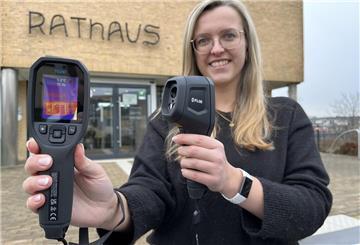 Auf der Suche nach Wärmefressern: Klimaschutzmanagerin Katharina Koop präsentiert die Wärmebildkameras, die die Stadt Geestland ab sofort kostenlos verleiht.