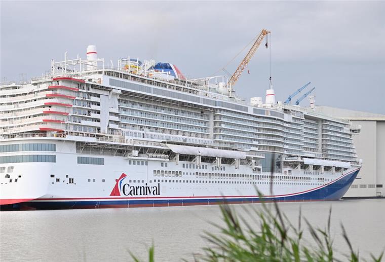 Kreuzfahrtschiff «Carnival Jubilee» liegt, nach dem es das Baudock der Meyer Werft verlassen hat, im Werft-Hafen