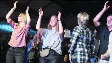 Auf der Tanzfläche ist die Stimmung bestens.