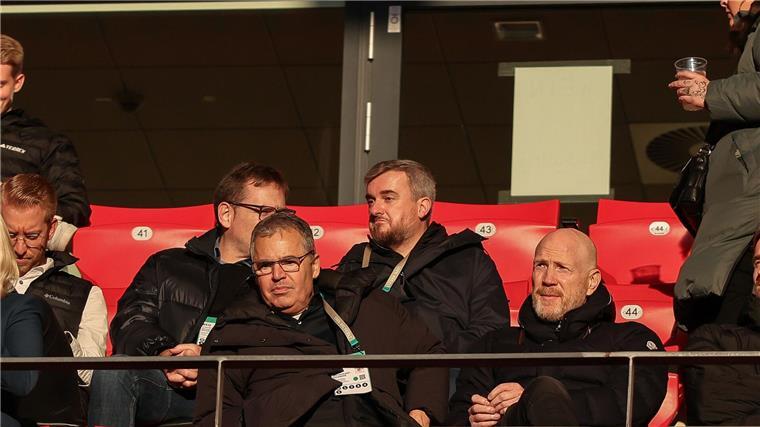 Auf der Tribüne freuen sich Andreas Rettig (vorne l) und Matthias Sammer (vorne r) mit.