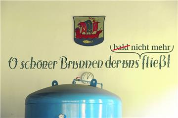 Auf der Uhr ist es schon fünf Minuten nach zwölf, aber die Hoffnung für eine Lösung des Grundwasserproblems im Süden Bremerhavens ist noch nicht gestorben. Der Magistrat will eine Planungsstudie in Auftrag geben, um herauszufinden, wie der Wasseranstieg gemindert werden kann. 