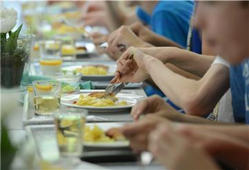 Auf die Gemeinden kommt einiges zu, wenn die Grundschulen ab 2026 Ganztagsschulen werden. Unter anderem müssen sie Mensen fürs Mittagessen bauen. Foto Kraufmann