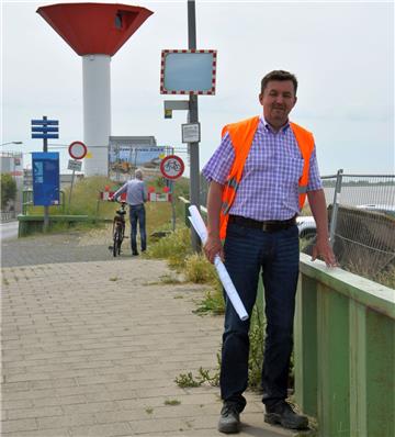 Auf die Höhe der Spundwand gebracht. Anschließend werden der Stahl gezogen. Foto...