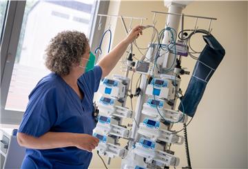 Claudia Hortscht, Leiterin der Intensivstation am Klinikum Leer, bereitet ein Intensivbett für einen Coronapatienten vor. 