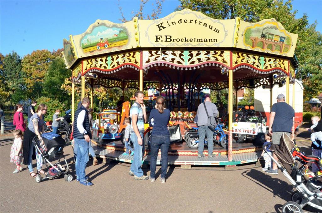 Auf die jüngsten über natürlich das Kinderkarussell eine große Anziehungskraft a...