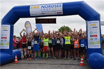 Auf die Plätze, fertig, los! Am Sonnabend startete der bereits 18. Nordseelauf mit der ersten Etappe in Butjadingen. Mehr als 500 Läufer gingen an den Start.