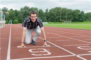 Auf die Plätze, fertig – und in knapp einem Monat geht’s dann los mit dem ersten Bremerhavener Firmenlauf. Organisator Jörg Brunkhorst hat im Nordsee-Stadion sich schon mal in die passende Position dafür gebracht. 