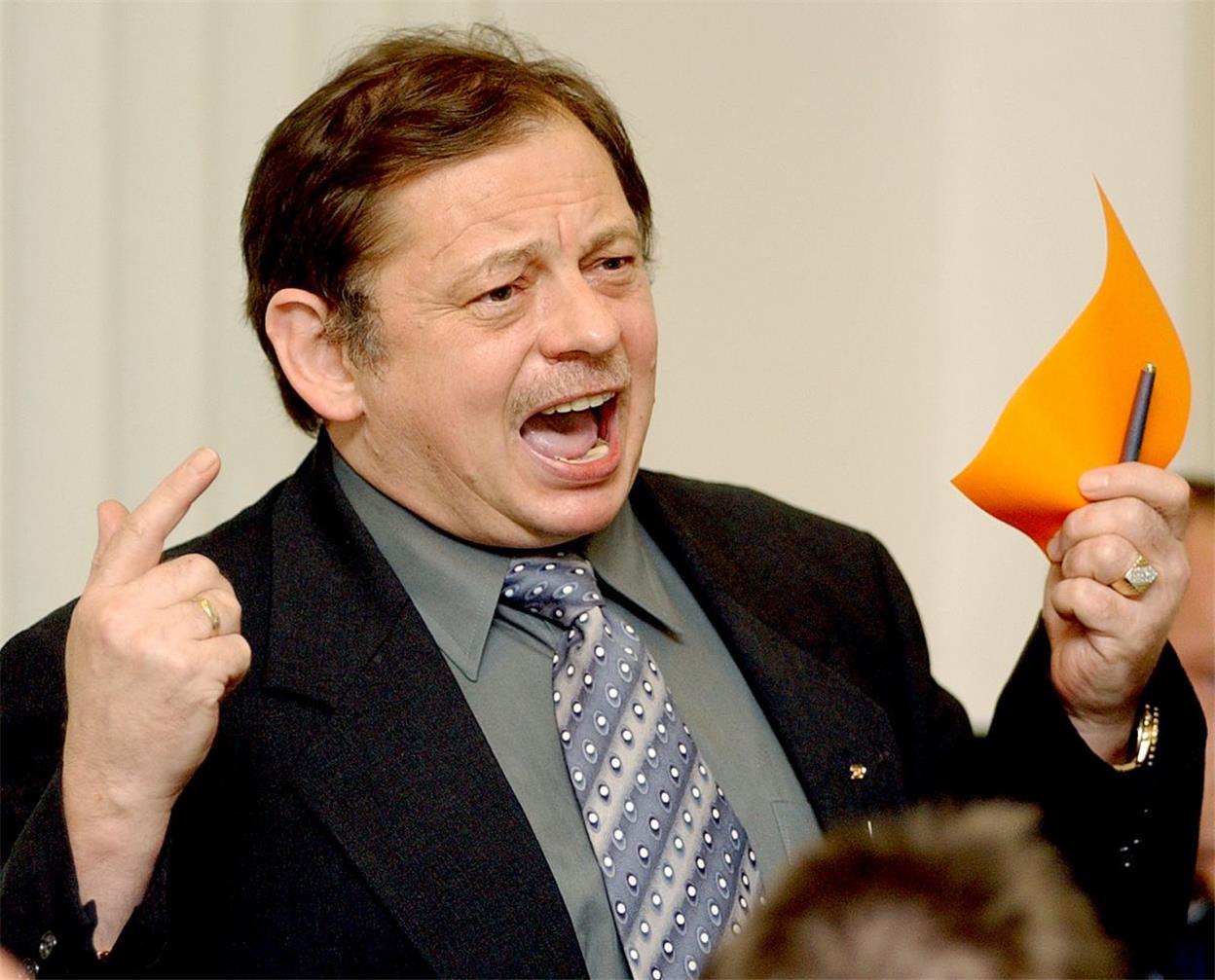 Zusammengefasst: Das war der Dienstag im nord24-Land Auf diesem Archivfoto aus dem Jahr 2003 ist Siegfried Tittmann noch Mitglied der DVU. Nun hat ein Gericht bestätigt, dass der Politiker keinen Anspruch auf Ehrentitel und Ehrensold hat.