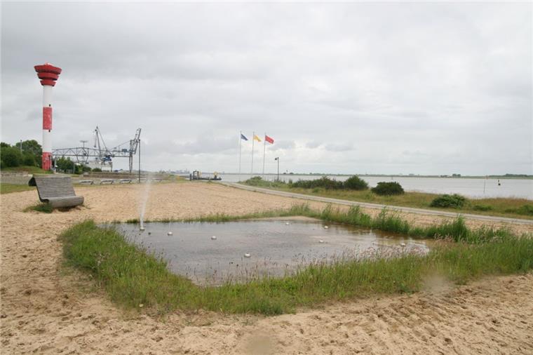 Auf diesem Archivfoto funktionierten die Düsen noch. Mittlerweile hat die Stadt beide Wasserspiele, die es am Strand gibt, dauerhaft abgeschaltet, weil der Wasserverbrauch zu hoch gewesen ist.