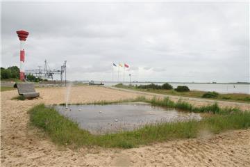 Auf diesem Archivfoto funktionierten die Düsen noch. Mittlerweile hat die Stadt beide Wasserspiele, die es am Strand gibt, dauerhaft abgeschaltet, weil der Wasserverbrauch zu hoch gewesen ist.