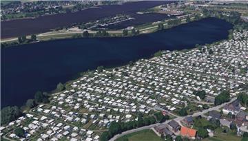 Auf diesem Campingplatz am Rande von Hamburg (Ochsenwerder Elbdeich) wurden die beiden Leichen entdeckt.
