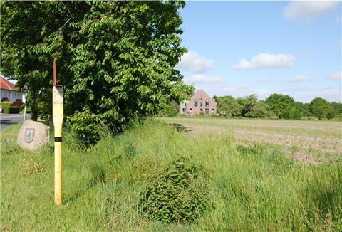 Auf diesem freien Feld an der Brameler Straße – direkt neben der Wohnbebauung – soll das neue Feuerwehrhaus in Schiffdorf entstehen.