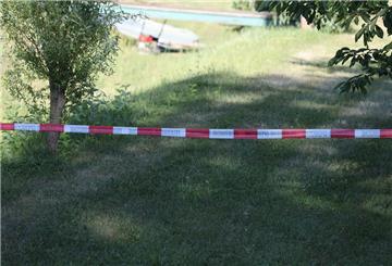 Ein Grundstück ist mit einem Band der Feuerwehr abgesperrt.