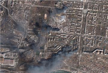 Ein Satellitenbild zeigt mehrere zerstörte Gebäude.