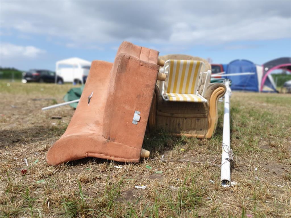 Auf diesem Sofa wird so schnell wohl niemand mehr sitzen. Foto: Langen