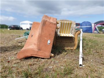 Auf diesem Sofa wird so schnell wohl niemand mehr sitzen. Foto: Langen