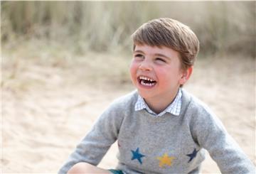 Auf diesem vom Kensington Palast zur Verfügung gestellten Bild ist Prinz Louis, Sohn von Prinz William und Herzogin Kate, vor seinem vierten Geburtstag am Samstag, den 23. April 2022, zu sehen. Das Foto wurde Anfang des Monats in Norfolk von seiner Mutter, der Herzogin von Cambridge, aufgenommen. 