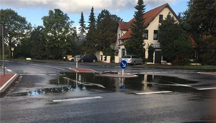 Bremerhaven-Süd: Auf frisch sanierter Kreuzung staut sich Regenwasser Auf dieser frisch sanierten Kreuzung im südlichen Bremerhaven staut sich das Wasser.