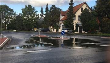 Auf dieser frisch sanierten Kreuzung im südlichen Bremerhaven staut sich das Wasser.