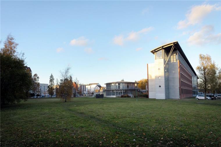 Bremerhavener Jobcenter zieht in einen Neubau Bessere Bedingungen: Auf dieser grünen Wiese neben der Agentur für Arbeit soll der Neubau für das Jobcenter errichtet werden.